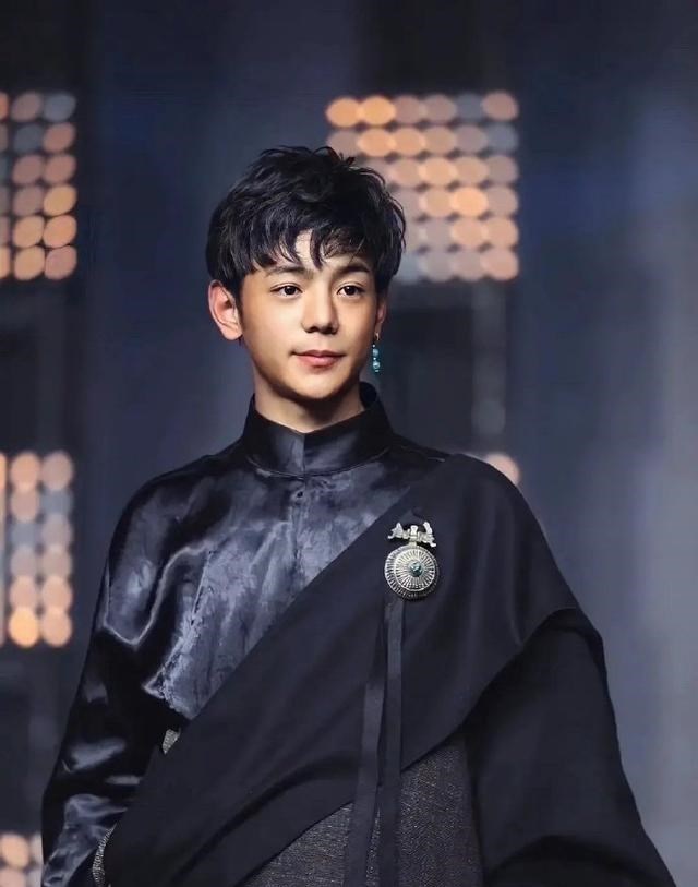 央视春晚|丁真“真面目”被揭开后，央媒严厉怒批，为何他还能上央视春晚？