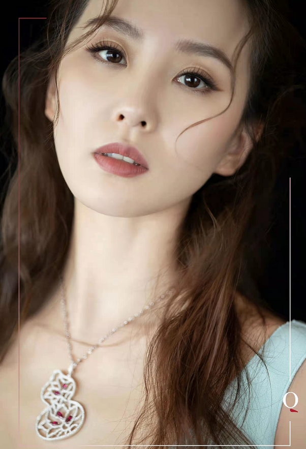 女心理师|刘诗诗风格变化太大不敢认！穿低领裙秀优越身材，天鹅颈照样突出