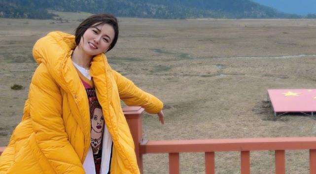 江铠同|32岁女演员江铠同罕见现身，猪鼻子、嘴角下垂，网友：从头做人？