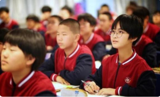 发型|初中生发型标准出炉，男生接近光头女生丑出新高度，苍天饶过谁