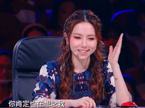 |12年了，董卿的“托王”位置终于后继有人了，她托得真好！