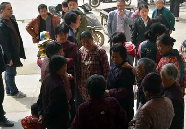 男子才出监狱又犯案，为上车牌杀人抢劫，潜逃一年被抓获