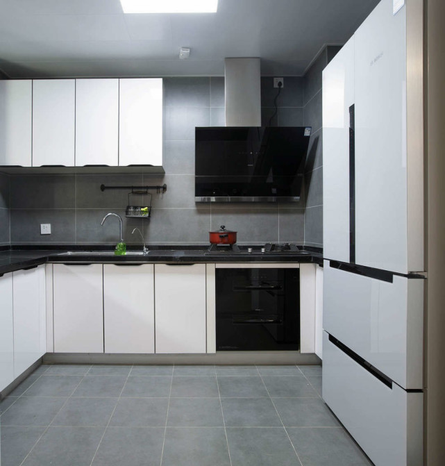 115平三居室现代简约的时尚框架下,加入中式元素