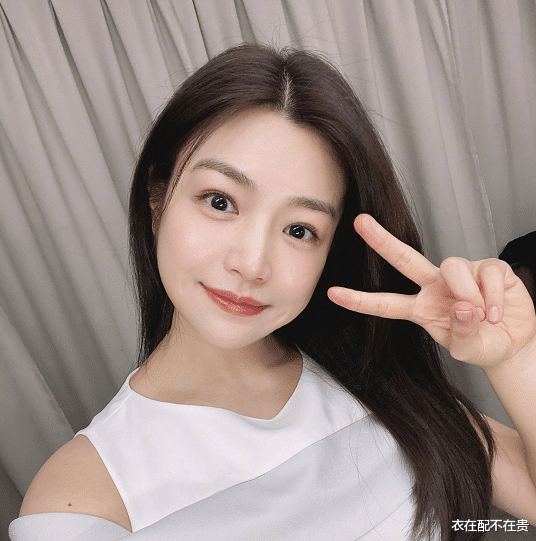 陈妍希|陈妍希携老公走机场，瘦下来后仍像个小姑娘，扮下装失踪太显腿长