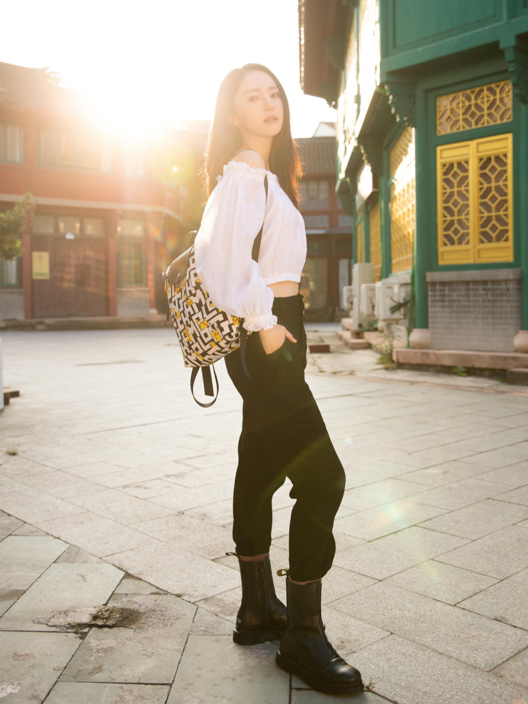 何有强|董璇真是“辣妈圈顶流”，一字肩上衣配黑色长裤干净利落，太霸气