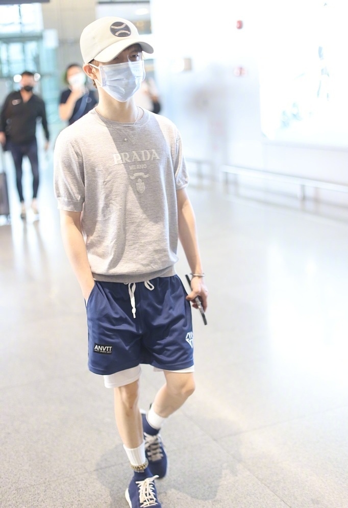 一街拍|郭敬明罕见现身，全程手揣兜装酷，与助理同框像小矮人