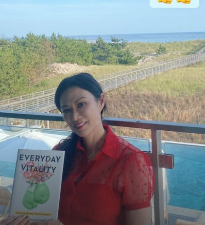 全球时尚风行|邓文迪出游晒新照！穿中国红蕾丝衬衫太美了，保养得太好哪像52岁