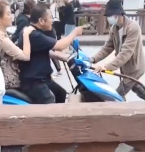 娱礼有瓜 张国立封路引发争议，新华社对此称：选错了主角，又一个辛巴？