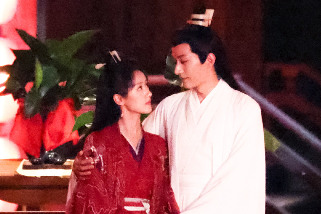 刘学义|刘学义《落花时节又逢君》婚服暴击袭来，红凝双手撑起少女腰