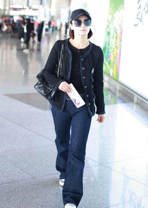 闲鱼有话说|蒋勤勤低调走机场，穿一身基础款简约接地气，不扮嫩素颜也耐看