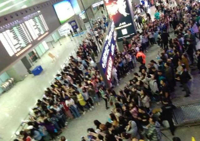 龚俊|饭圈接机文化：龚俊被粉丝围堵寸步难行，发动态内涵“病态现象”