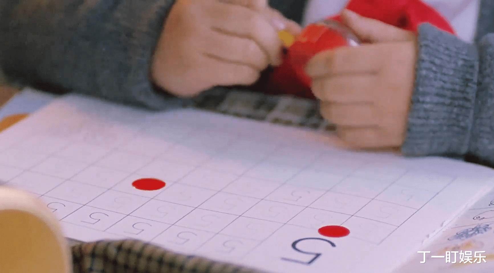 丁一盯娱乐 女孩亲眼目睹妈妈被害，第一反应却是淡定写作业！香港悬疑电影