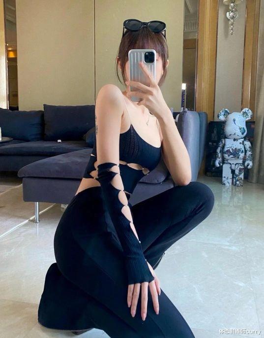 体态训练师curry|国产辣妹凭一张“背影照”撩爆直男,这样的女朋友别说你不想要?