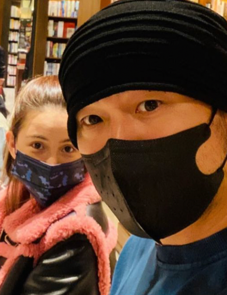 罗云熙|周杰伦陪老婆逛街购物！一双大眼十分抢镜，提两大袋儿童书回家