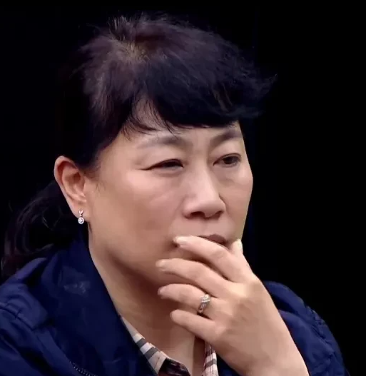 广东男篮|CBA总决赛观众席最抢眼的三位女子，前两位都认识，最后一位知道是谁吗？