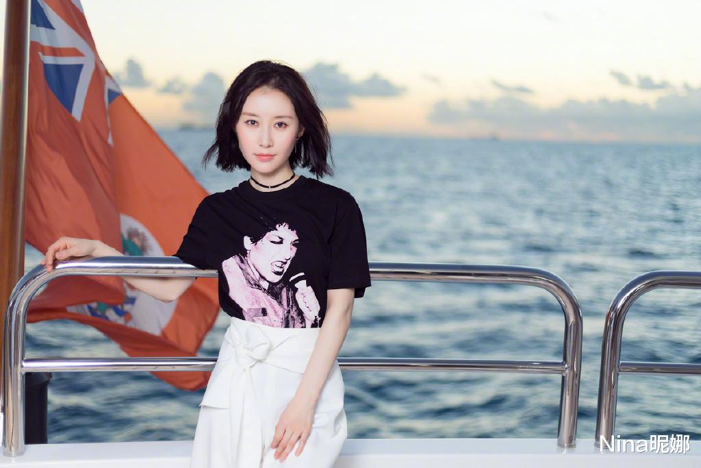 Nina昵娜|舒畅出游海南，穿背带束腰爱心裙身材出众，出道29年还是少女样