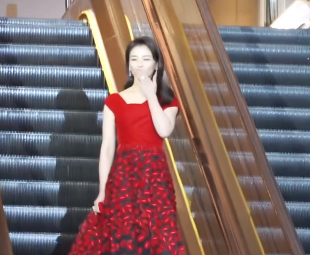 刘涛|43岁刘涛出席活动太惊艳！穿一字肩身材丰腴，乘电梯飞吻白到反光