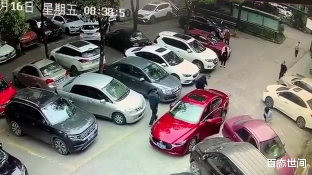 百態(tài)世間 宜昌女司機(jī)開車玩手機(jī)將女子撞倒后碾壓而過(guò)，捂臉大哭嚇得跑走