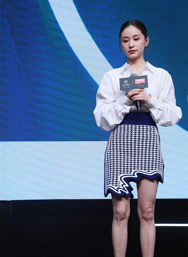 懒美人时尚|王子文太干净了，穿白色衬衣配短裙，宛如18岁的清纯模样
