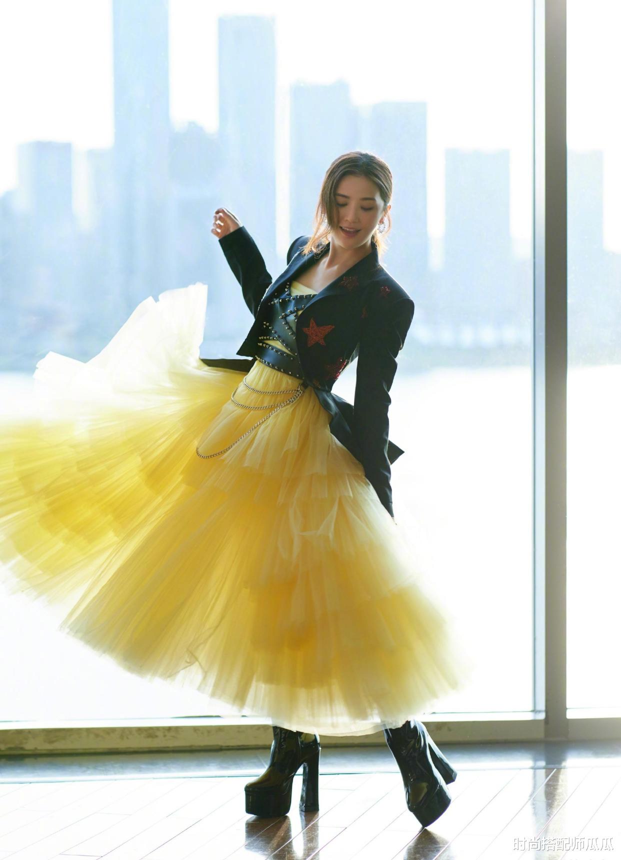 时尚搭配师瓜瓜|39岁阿Sa最新写真,T恤配黑丝玩下衣失踪,看着跟20岁时一点没变