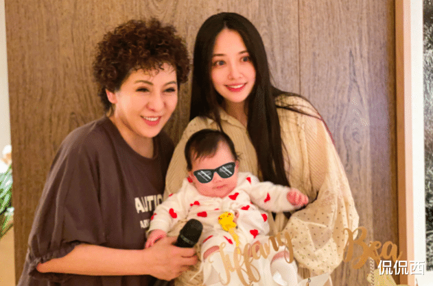 向太|向太和向华强低调坐地铁，一身行头超过50万，行李箱抵一辆汽车