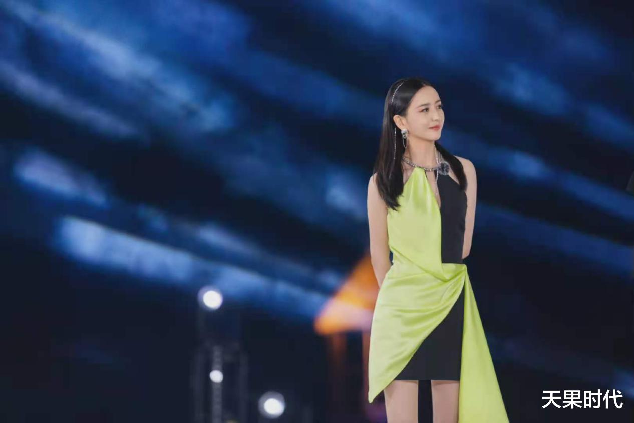 佟丽娅|佟丽娅挺省布料的，穿拼色挂脖裙亮相，这“身材”真叫人上头