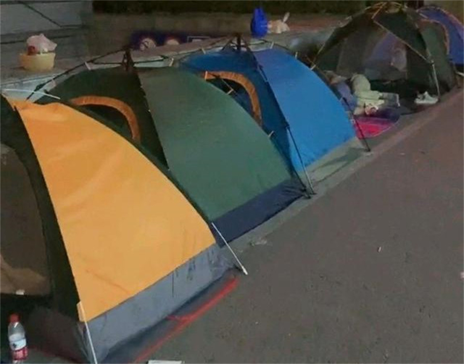 爸妈盒子|父母为了给孩子看病，席地而睡露宿街头，网友直言：看着心疼