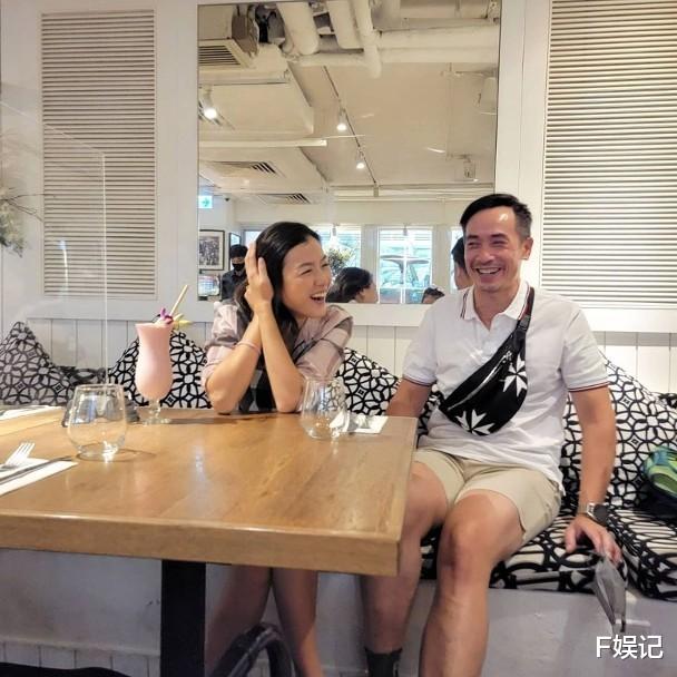 刘亦菲|陈茵媺深情亲吻老公陈豪的脸颊 结果被大儿子“破坏”气氛