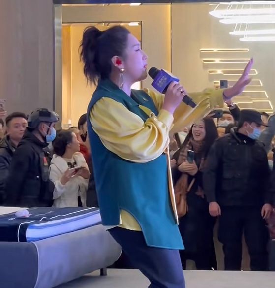 何洁|何洁贵阳参加商演，歌声动人身材有些圆润，“养3个孩子不容易”