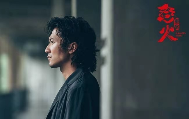 时尚风行派|41岁谢霆锋帅成型男标杆！戴耳钉出席活动一点不油腻，真羡慕王菲