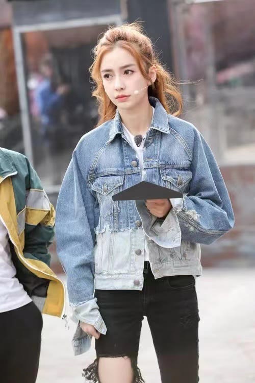 潮帮先生|时髦入秋从一件牛仔外套开始，学52岁许晴这么穿，阿姨也能变姐姐