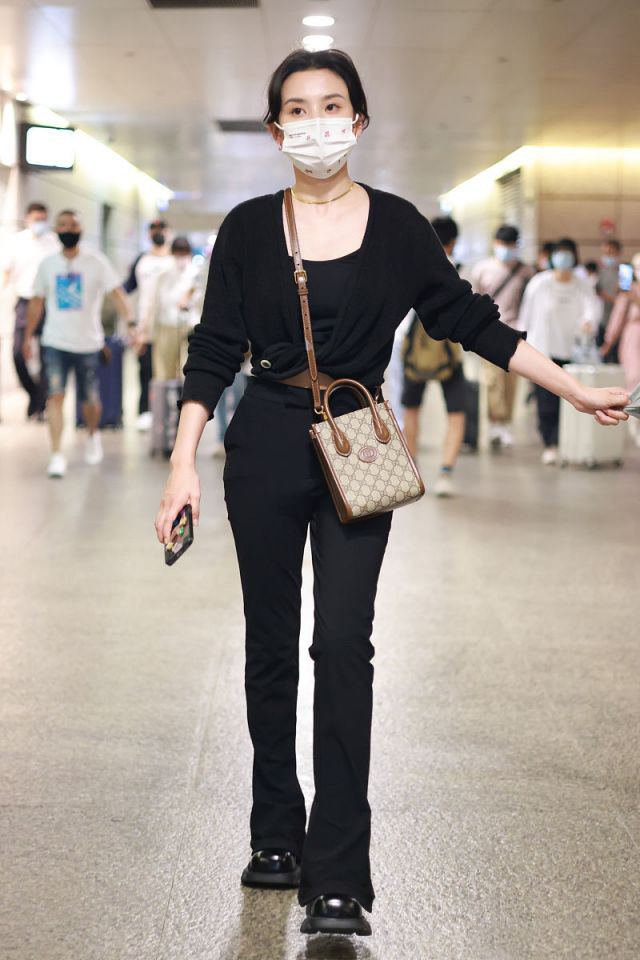 全球时尚风行|宋祖儿终于摆脱“小张柏芝”！穿奶奶衫不显老气，露出了小蛮腰太抢镜