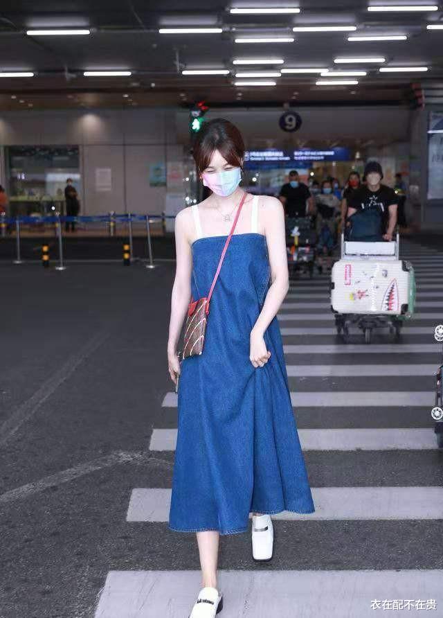 衣在配不在贵|黄晓明前女友真瘦，穿没腰身的牛仔裙都这么苗条，香肩锁骨很惹眼