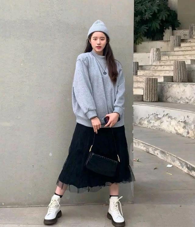 宝贝你别闹 秋冬季出门穿搭，少不了帅气的马丁靴加持，裙装裤子都能轻松驾驭