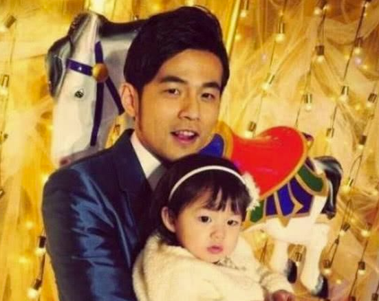 周杰伦|周杰伦6岁女儿白嫩有灵气，脸型鼻子像爹，身上劲劲儿的得父亲真传