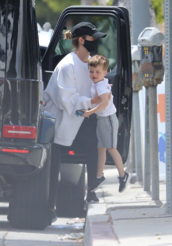 杰森·斯坦森|杰森·斯坦森儿子长大了，4岁小杰克颜值像超模妈妈，发量没随爸爸