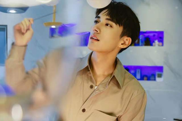 秦岚|古装男神被曝税务问题！不肯降片酬致项目停拍，惹怒制片人大爆料