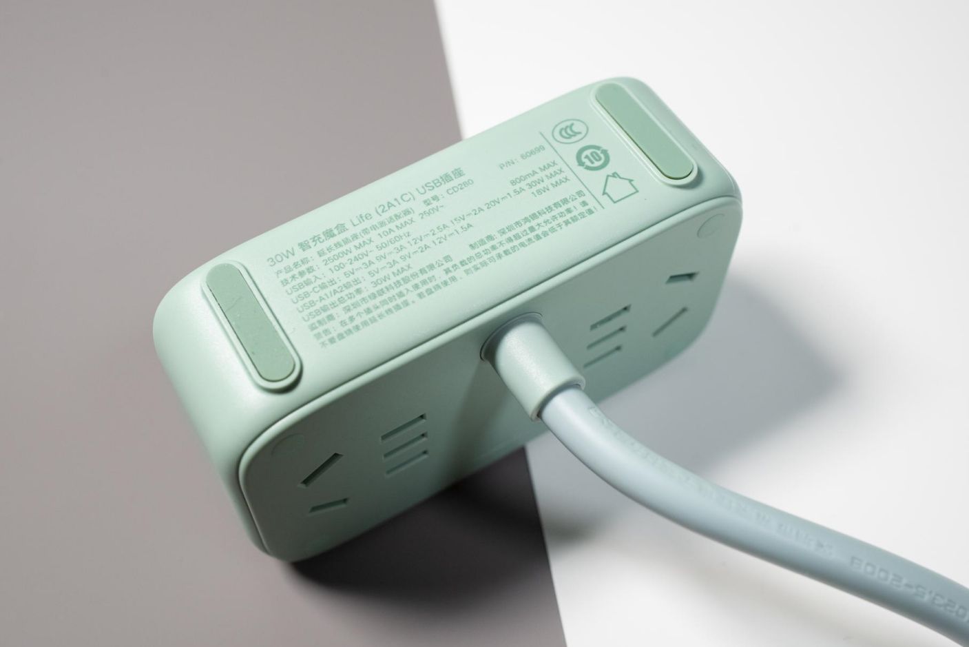 智能插座|智能插座也能做到小而精?绿联智充魔盒Life给了我外出新体验