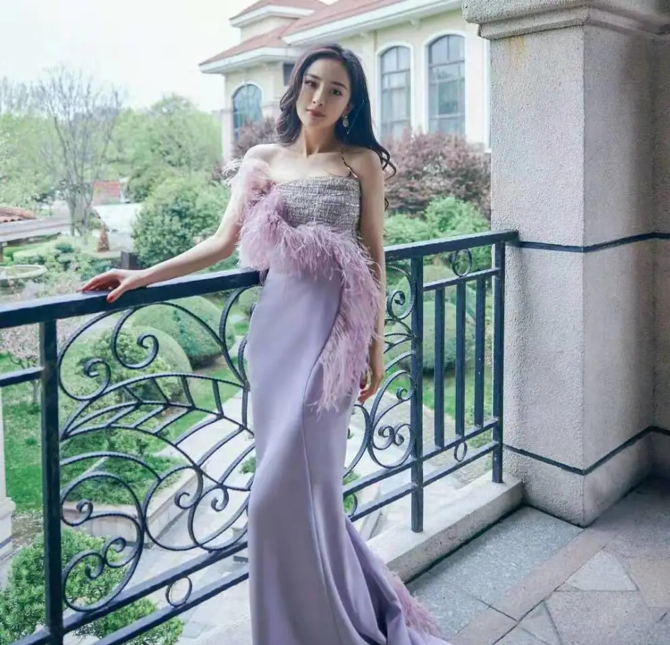 潮流搭配师甜甜|杨幂的发色是“开染坊”了？蓝色挑染感觉太冷艳，漫画腿逆天