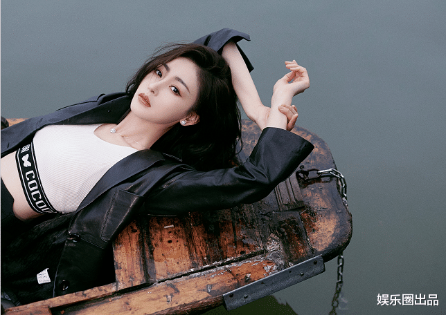 王祖蓝|张天爱坐在木船上拍大片，看清她的坐姿，才懂得亮点所在