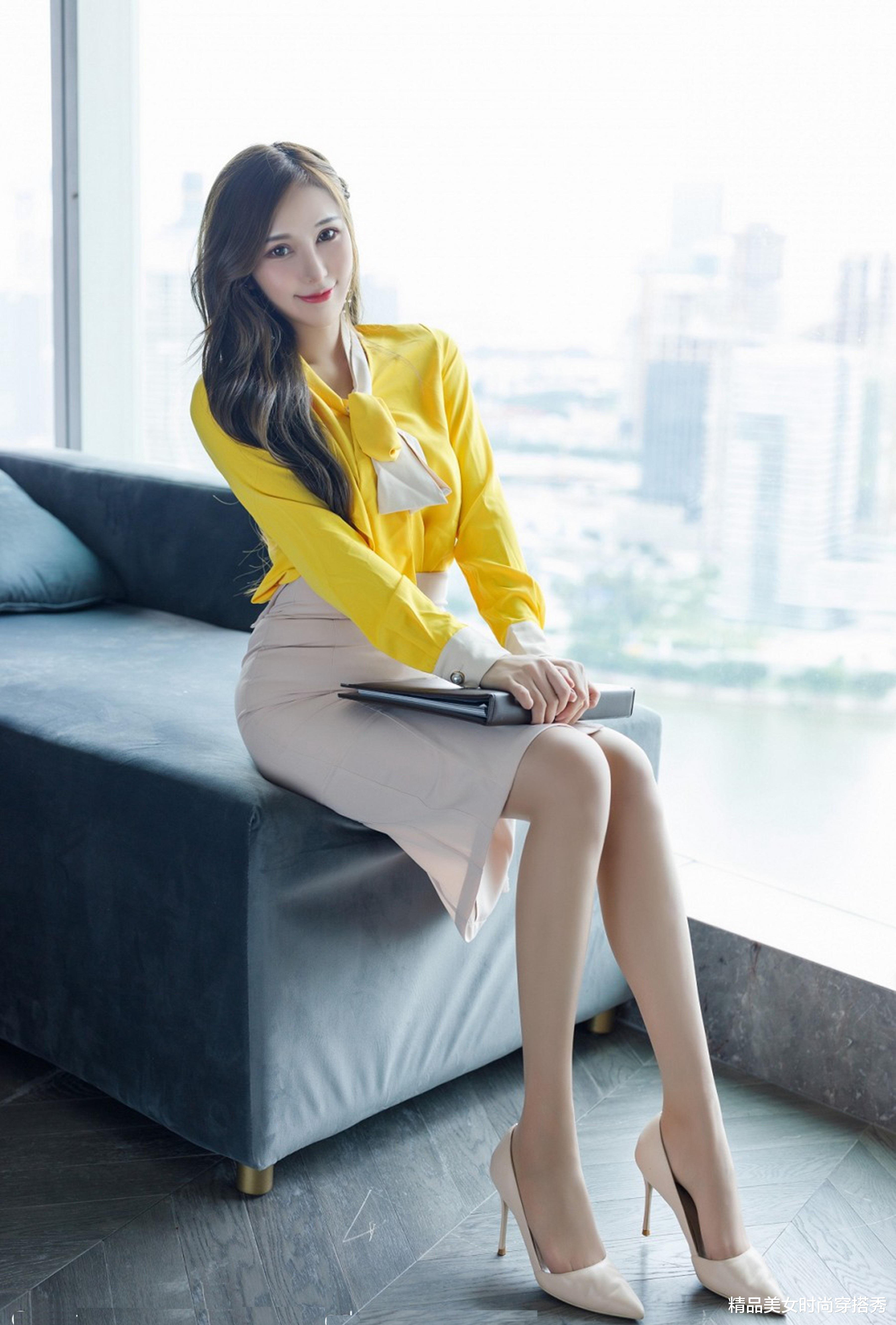 衬衫|花色衬衫+半身裙搭配一双米色高跟鞋不论是约会还是工作都不失分