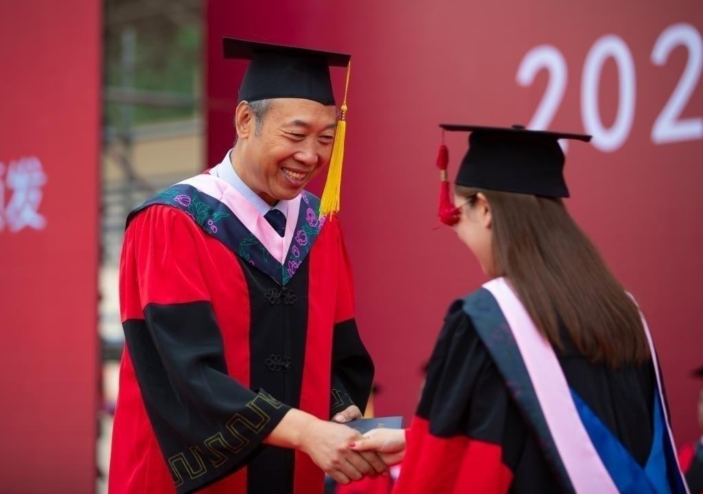 上海市|大学老师受学校资助读博，学成却违约离职，如此行为与白嫖何异？