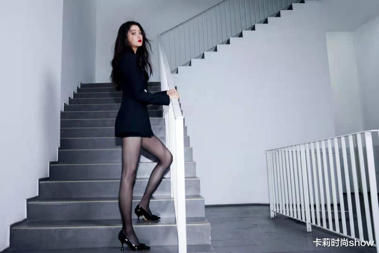 蔬菜|关晓彤终于摆脱土气美到耀眼，一身黑配红唇高贵，连气质都升华了