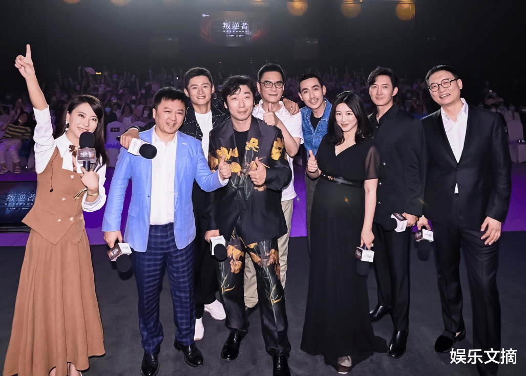 朱珠|叛逆者发布会现场，朱珠挺7个月孕肚亮相，生图暴露36岁皮肤状态