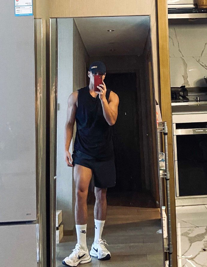 健身圈一哥|漂亮公狗腰，一身腱子肉，帅哥只和帅哥玩！