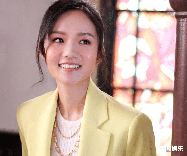 香港小姐|又一港姐硕士毕业！26岁邓卓殷穿学位袍拍照心情好，曾是高考状元