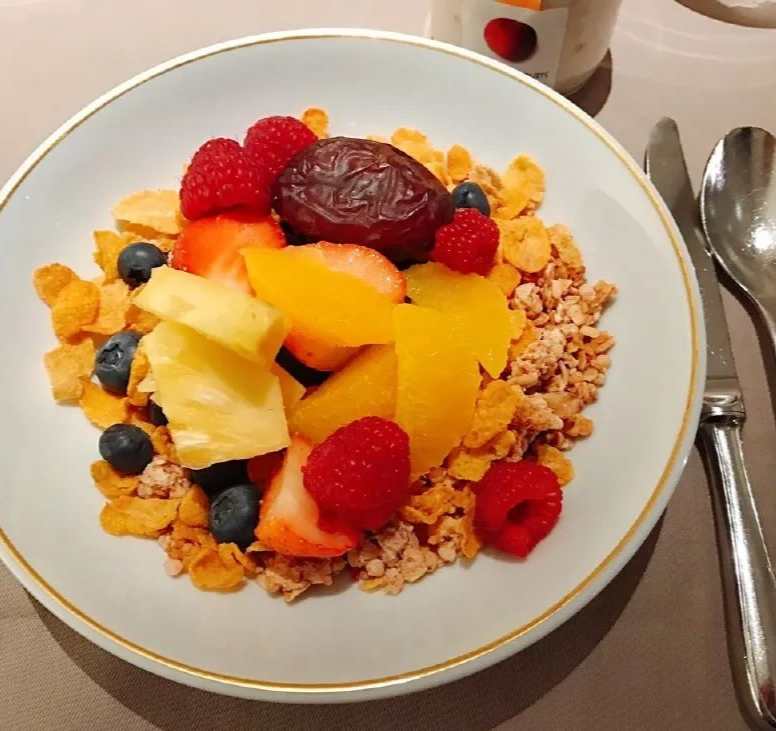 刘雯|14年无绯闻无黑料，却因“自杀式”毁约被封杀？网友：谁敢动她！