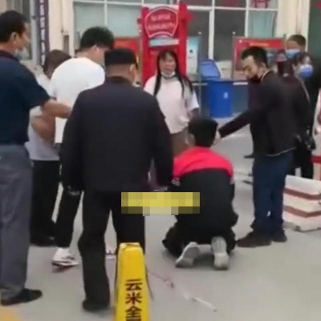消费新文娱 少年当街殴打自己母亲，被路人当场制服，少年：多管闲事