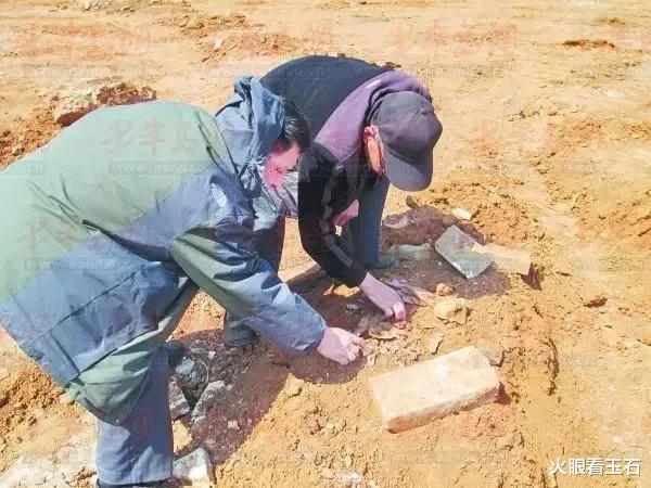 福耳|村民挖出价值6000万的翡翠鼻烟壶，差点换一台拖拉机