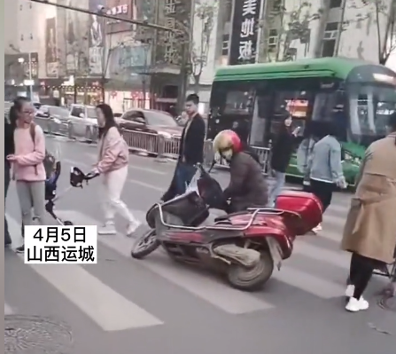 小张所见所闻 山西一女子骑车摔在路中间，路人纷纷避让，场面让人心酸